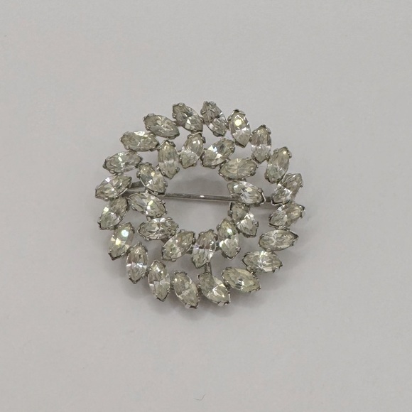 VINTAGE Crystal Wreath Brooch - Picture 3 of 8